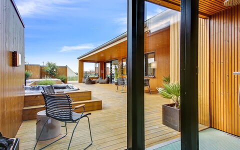 Bena - 800M from the Sea: Mobilia, Interior Design, Sedia, Pavimentazione, Tavolo, Ricorrere, Pavimento, Soffitto, Camera, Eco Hotel