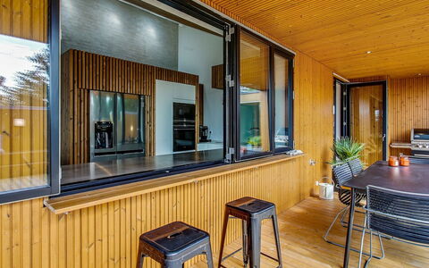 Bena - 800M from the Sea: Mobilia, Interior Design, Sedia, Pavimentazione, Tavolo, Ricorrere, Pavimento, Soffitto, Camera, Eco Hotel