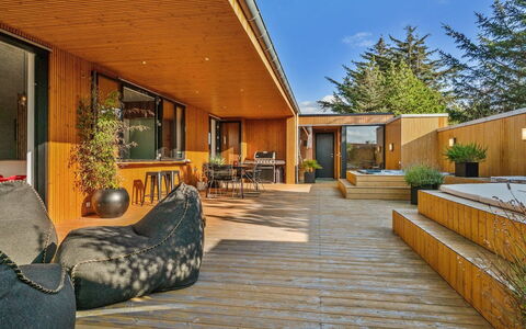 Bena - 800M from the Sea: Mobilia, Interior Design, Sedia, Pavimentazione, Tavolo, Ricorrere, Pavimento, Soffitto, Camera, Eco Hotel