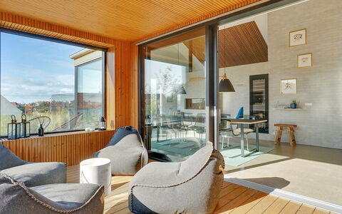 Bena - 800M from the Sea: Mobilia, Interior Design, Sedia, Pavimentazione, Tavolo, Ricorrere, Pavimento, Soffitto, Camera, Eco Hotel