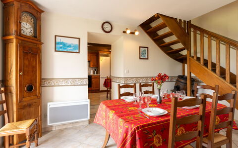 Emeraude: Mobilia, Tavolo, Proprietà, Cornice, Costruzione, Pianta Della Casa, Sedia, Legna, Illuminazione, Interior Design