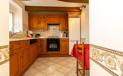 Emeraude: Cabinetry, Proprietà, Controsoffitto, Legna, Cucina, Cucina Stufa, Interior Design, Architettura, Color Legno, Elettrodomestico Da Cucina