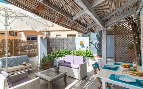 Rosemary: Tavolo, Mobilia, Proprietà, Pianta, Divano, Pianta Della Casa, Interior Design, Sedia, Soggiorno, Shade