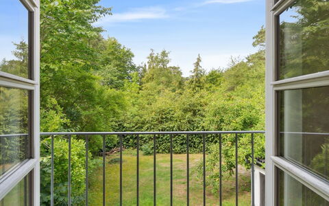 Rina - 250M from the Sea: Vegetazione, Arbusto, Primavera, Villetta, Giardino, Shade, Backyard, Cortile, Sedia