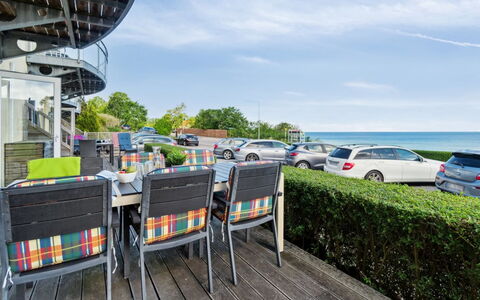 Helin - 100M from the Sea: Vegetazione, Arbusto, Primavera, Villetta, Giardino, Shade, Backyard, Cortile, Sedia
