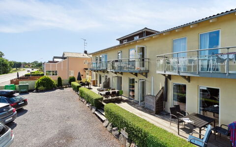 Helin - 100M from the Sea: Vegetazione, Arbusto, Primavera, Villetta, Giardino, Shade, Backyard, Cortile, Sedia