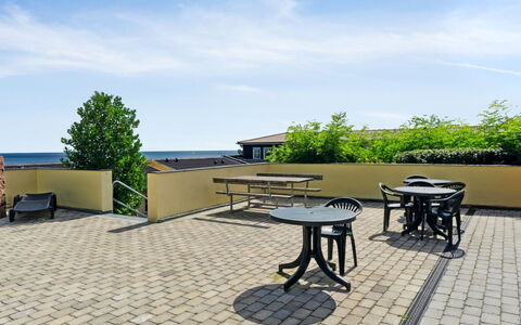 Helin - 100M from the Sea: Vegetazione, Arbusto, Primavera, Villetta, Giardino, Shade, Backyard, Cortile, Sedia