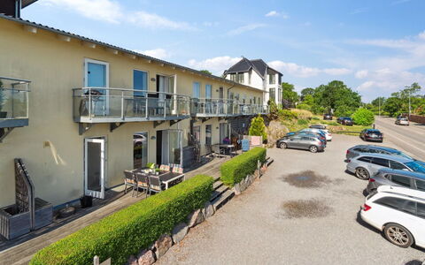 Helin - 100M from the Sea: Vegetazione, Arbusto, Primavera, Villetta, Giardino, Shade, Backyard, Cortile, Sedia