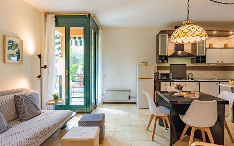 La Finestra sul Lago: Tavolo, Mobilia, Divano, Cornice, Legna, Interior Design, Sedia, Controsoffitto, Cassetto, Soggiorno
