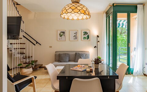 La Finestra sul Lago: Proprietà, Mobilia, Tavolo, Finestra, Legna, Sedia, Illuminazione, Interior Design, Giallo, Soggiorno
