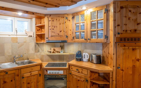Chesa Anemona al Lej: Cabinetry, Controsoffitto, Mobilia, Lavello, Proprietà, Lavandino Della Cucina, Cassetto, Cucina, Legna, Rubinetto