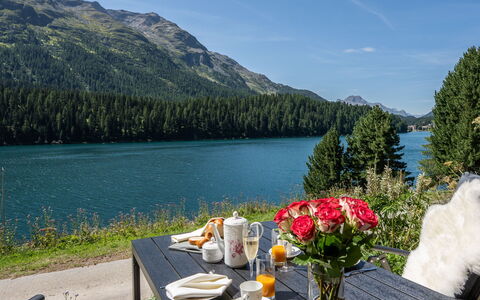 Chesa Anemona al Lej: Acqua, Pianta, Cielo, Tavolo, Montagna, Fiore, Tavola, Natura, Sedia, Lago