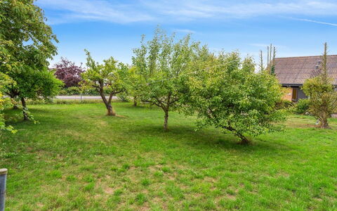Atena - 250M from the Sea: Tetto, Casa, Lotto, Casa, Villetta, Estate, Edifici Giardino, Shade, Log Cabin, Landscaping