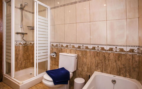 Villa Alsing: Idraulico Fixture, Proprietà, Vasca Da Bagno, Rubinetto, Soffione Doccia, Bagno, Doccia Porta, Interior Design, Illuminazione, Doccia