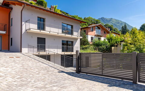 Casa Tondi: Cielo, Costruzione, Proprietà, Pianta, Finestra, Azzurro, Albero, Urban Design, Casa, Shade