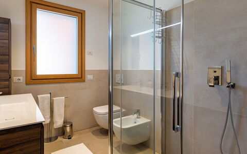 Casa Tondi: Proprietà, Idraulico Fixture, Costruzione, Bagno, Illuminazione, Interior Design, Rubinetto, Lavello, Doccia