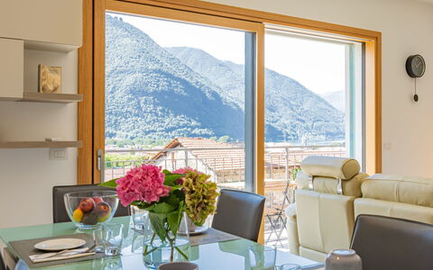 Casa Tondi: Tavolo, Fiore, Proprietà, Mobilia, Finestra, Pianta, Tavola, Azzurro, Vaso Di Fiori, Cornice