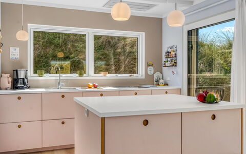 Hoat - 300M from the Sea: Interior Design, Cucina, Controsoffitto, Cabinetry, Pavimentazione, Soffitto, Illuminazione, Lampada, Elettrodomestico Da Cucina, Mobilia