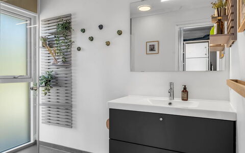 Hoat - 300M from the Sea: Lavandino Del Bagno, Lavello, Idraulico Fixture, Interior Design, Mobiletto Del Bagno, Pavimentazione, Rubinetto, Pavimento, Specchio, Bagno