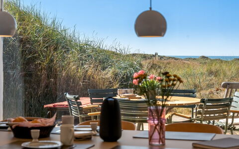 Hoat - 300M from the Sea: Mobilia, Tavolo, Sedia, Cucina & Sala Da Pranzo Tavolo, Tavolo Esterno, Mobili Da Esterno, Ristorante, Tavolino Da Caffè, Serveware, Sala Da Pranzo