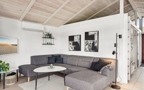Evald - 400M from the Sea: Tetto, Casa, Lotto, Casa, Villetta, Estate, Edifici Giardino, Shade, Log Cabin, Landscaping