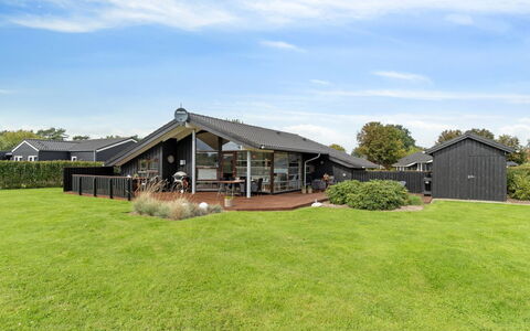 Evald - 400M from the Sea: Tetto, Casa, Lotto, Casa, Villetta, Estate, Edifici Giardino, Shade, Log Cabin, Landscaping