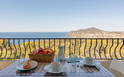 Carqueiranne 99: Cielo, Tavolo, Acqua, Tavola, Proprietà, Mobilia, Azzurro, Sedia, Mobili Da Esterno, Tavolo Esterno