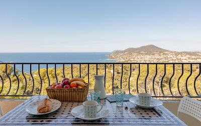 Carqueiranne 99: Cielo, Tavolo, Acqua, Tavola, Proprietà, Mobilia, Azzurro, Sedia, Mobili Da Esterno, Tavolo Esterno