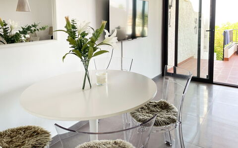 Limoneros: Pianta, Proprietà, Tavolo, Interior Design, Illuminazione, Costruzione, Architettura, Giallo, Decorazione, Pavimento