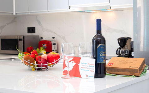 Estrella Azul: Cibo, Tavolo, Bottiglia, Tavola, Bicchieri, Elettrodomestico Da Cucina, Vino, Barware, Bottiglia Di Vetro