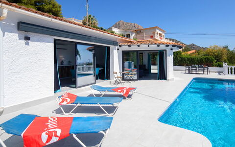 Estrella Azul: Cielo, Acqua, Proprietà, Mobilia, Blu, Piscina, Mobili Da Esterno, Shade, Finestra, Sedia