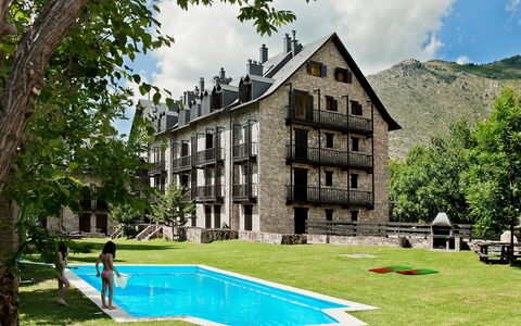 Herbasabina: Proprietà, Casa, Costruzione, Casa, Architettura, Estate, Immobiliare, Albero, Camera, Erba
