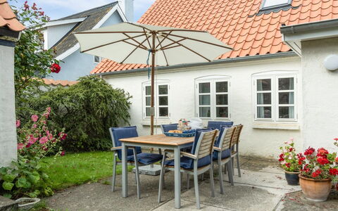 Merete - 50M from the Sea: Tetto, Casa, Casa, Villetta, Raccordo, Estate, Driveway, Edifici Giardino, Cortile, Capannone