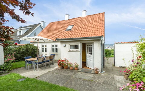 Merete - 50M from the Sea: Tetto, Casa, Casa, Villetta, Raccordo, Estate, Driveway, Edifici Giardino, Cortile, Capannone