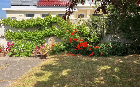 Merete - 50M from the Sea: Tetto, Casa, Casa, Villetta, Raccordo, Estate, Driveway, Edifici Giardino, Cortile, Capannone