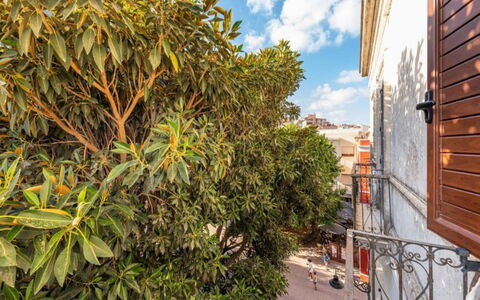 L'Appartamento nel Corso: Acqua, Cielo, Nube, Azzurro, Costruzione, Albero, Montagna, Costiera E Morfologie Oceanic, Finestra, Lago