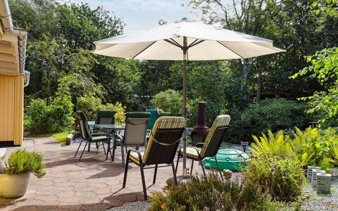 Aslak - 600M from the Sea: Tetto, Casa, Porta, Villetta, Shade, Raccordo, Cortile, Estate, Backyard
