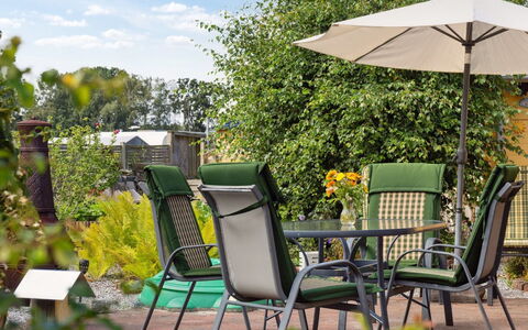 Aslak - 600M from the Sea: Tetto, Casa, Porta, Villetta, Shade, Raccordo, Cortile, Estate, Backyard