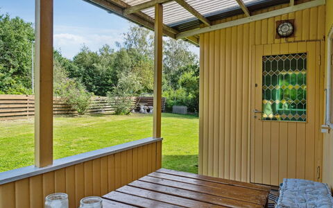 Aslak - 600M from the Sea: Tetto, Casa, Porta, Villetta, Shade, Raccordo, Cortile, Estate, Backyard