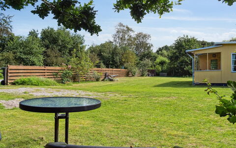 Aslak - 600M from the Sea: Tetto, Casa, Porta, Villetta, Shade, Raccordo, Cortile, Estate, Backyard