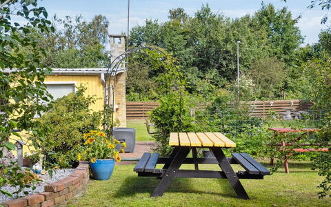 Aslak - 600M from the Sea: Tetto, Casa, Porta, Villetta, Shade, Raccordo, Cortile, Estate, Backyard