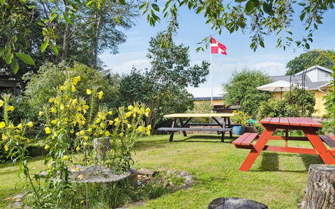 Aslak - 600M from the Sea: Tetto, Casa, Porta, Villetta, Shade, Raccordo, Cortile, Estate, Backyard