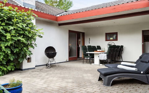 Hakon - 550M from the Sea: Tetto, Casa, Porta, Villetta, Shade, Raccordo, Cortile, Estate, Backyard