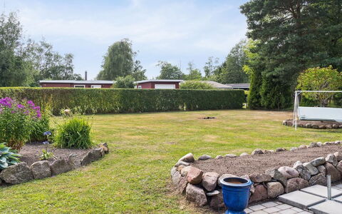 Hakon - 550M from the Sea: Tetto, Casa, Porta, Villetta, Shade, Raccordo, Cortile, Estate, Backyard