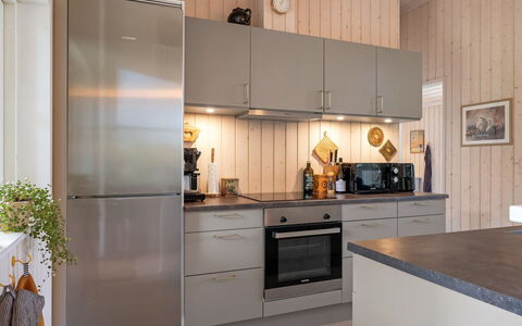 Annvy - 400M from the Sea: Cucina, Elettrodomestico Da Cucina, Controsoffitto, Pavimentazione, Cabinetry, Apparecchio Major, Legna, Interior Design, Mobilia, Pavimento
