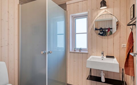 Annvy - 400M from the Sea: Parete, Legna, Pavimentazione, Pavimento, Interior Design, Idraulico Fixture, Soffitto, Camera, Bagno, Idraulico