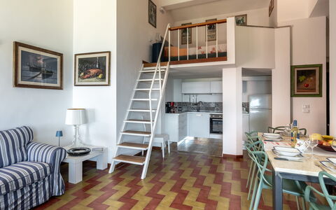 Argentarola House, Porto Santo Stefano, Seaview An: Mobilia, Cornice, Tavolo, Legna, Costruzione, Sedia, Pavimentazione, Architettura, Pavimento, Soggiorno