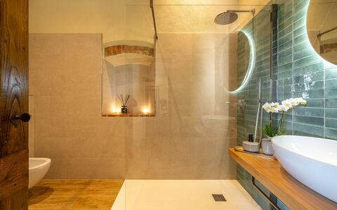 Monticchiello Apartment With Garden, Wifi, Pienza,: Interior Design, Bagno, Pavimentazione, Parete, Idraulico Fixture, Pavimento, Illuminazione, Specchio, Lampada, Rubinetto