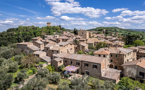 Monticchiello Apartment With Garden, Wifi, Pienza,: Nube, Cielo, Pianta, Costruzione, Giorno, Albero, Casa, Finestra, Paesaggio Naturale, Paesaggio