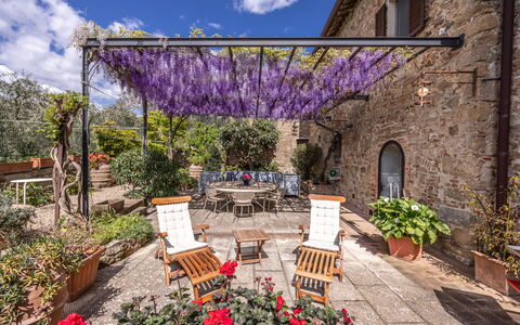 Monticchiello Apartment With Garden, Wifi, Pienza,: Fiore, Pianta, Nube, Cielo, Mobilia, Costruzione, Finestra, Sedia, Viola, Tavolo